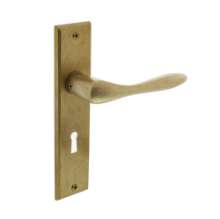 Afbeeldingen van INTERSTEEL Deurkruk Banaan met schild 181x41x7mm sleutelgat 56mm messing getrommeld 0201