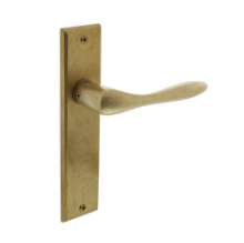 Afbeeldingen van INTERSTEEL Deurkruk Banaan met schild 181x41x7mm blind messing getrommeld 0201