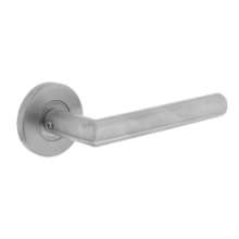 Afbeeldingen van INTERSTEEL Deurkruk Hoek90°op geveerde kunststof onderrozet ø55x8mm +7mm nokken rvs 1012
