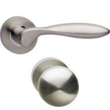 Afbeeldingen van INTERSTEEL Wisselgarnituur rechts George op rond rozet 7mm nokken met PC plaatjes nikkel mat 1695