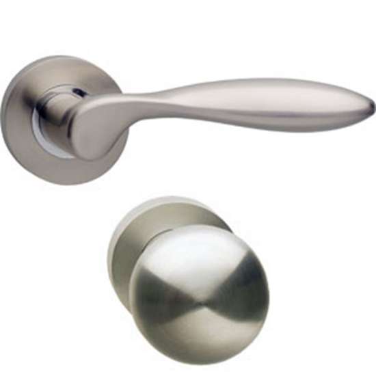 Afbeeldingen van INTERSTEEL Wisselgarnituur rechts George op rond rozet 7mm nokken met PC plaatjes nikkel mat 1695
