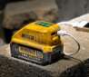 Afbeeldingen van DeWalt laadadapter DCB090-XJ - USB - voor alle XR accu's geleverd zonder accu